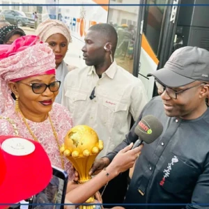 Sacre des Lions: le président de la Fédération de football porté en triomphe dans sa ville natale