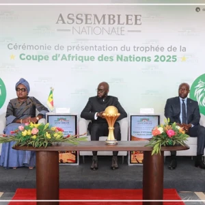 Le trophée de la CAN présenté à l’Assemblée nationale