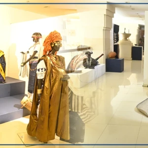 La "cour royale de Maam", une exposition immersive au cœur des trésors vestimentaires du pays