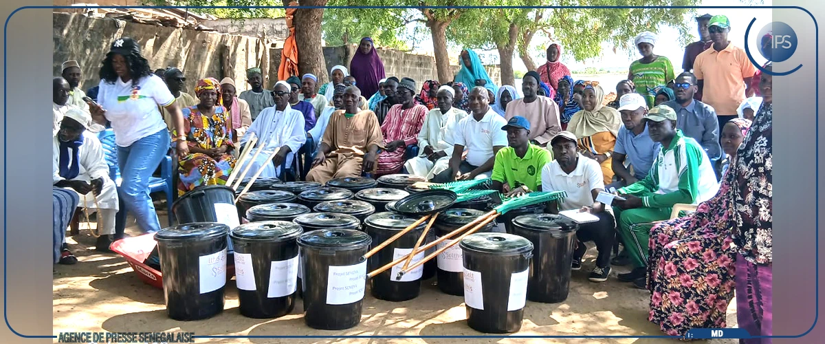 Sédhiou : du matériel de nettoiement offert aux femmes et élèves de la commune