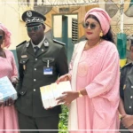 Des kits alimentaires et des serviettes hygiéniques à des détenues et des écolières de Saint-Louis