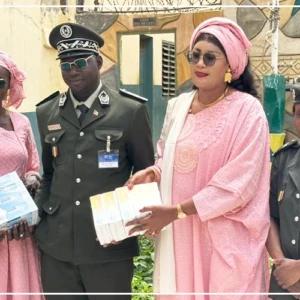 Des kits alimentaires et des serviettes hygiéniques à des détenues et des écolières de Saint-Louis