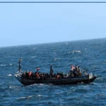 139 candidats à l'émigration irrégulière et le corps d’un nouveau-né à bord d’une pirogue secourue par la Marine (DIRPA)