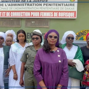 Le personnel féminin d'un établissement financier marque le 8 mars aux côtés des femmes détenues