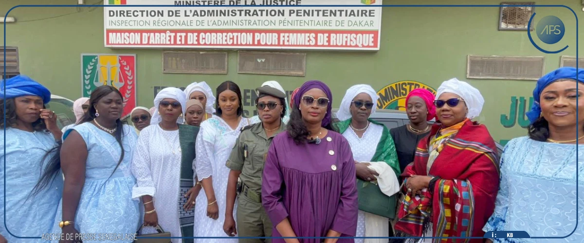 Le personnel féminin d’un établissement financier marque le 8 mars aux côtés des femmes détenues