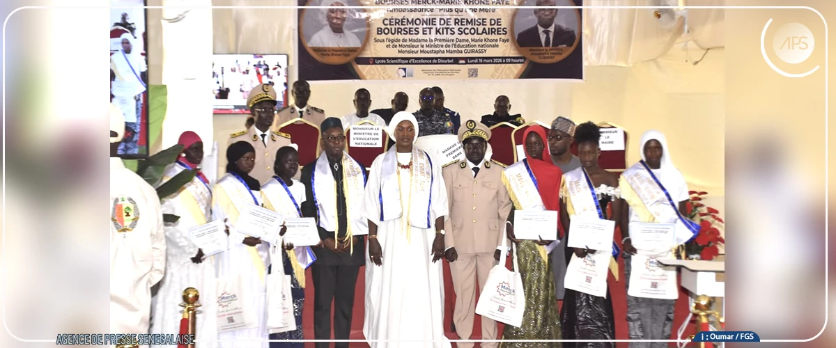 La Première dame remet des bourses à des filles du lycée scientifique d’excellence de Diourbel