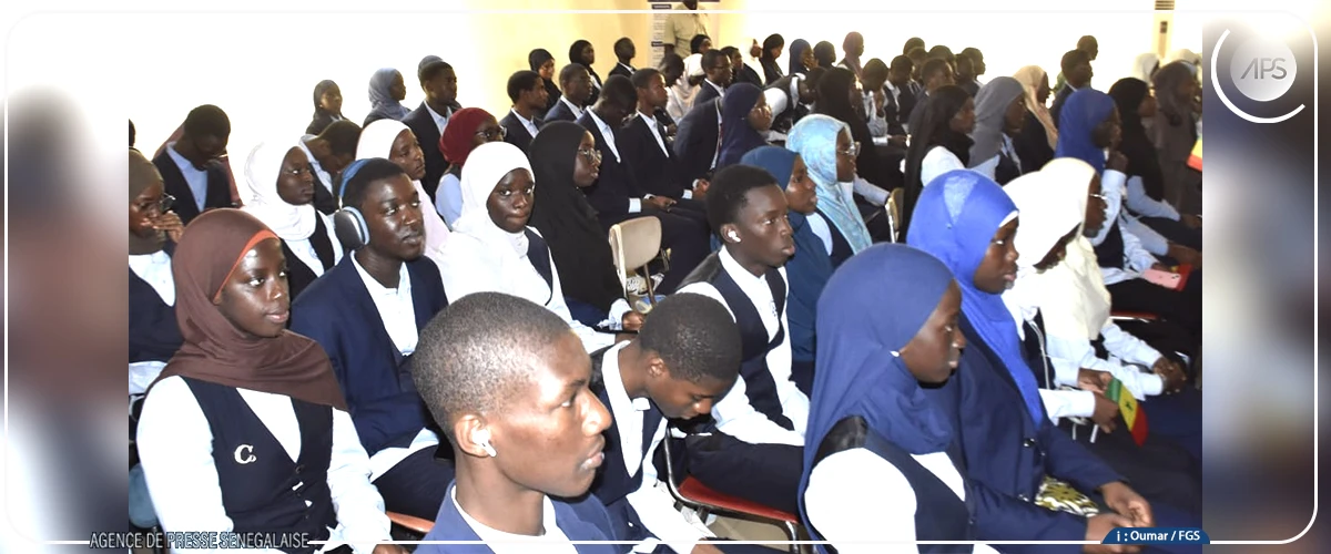 La Première dame remet des bourses à des filles du lycée scientifique d'excellence de Diourbel