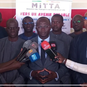 Le gouvernement veut l'application du nouveau code de la route au premier trimestre 2026 au plus tard (ministre)