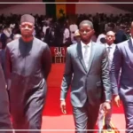 Fin du défilé, le Président raccompagne son homologue gabonais