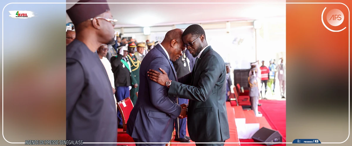 Fin du défilé, le Président raccompagne son homologue gabonais