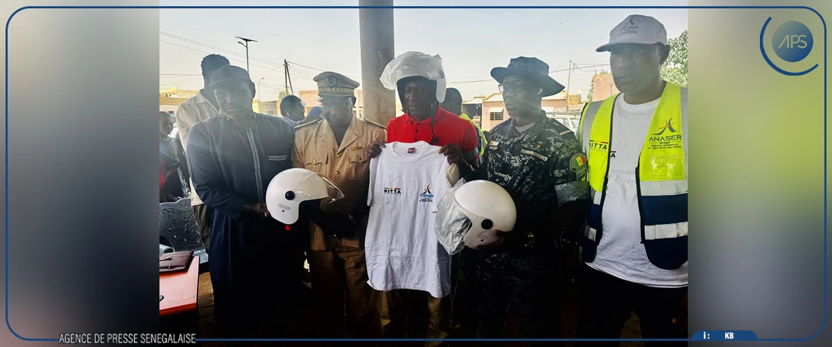 Bakel : du matériel de protection remis à des conducteurs de véhicules et de motos