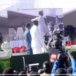 Fin de la revue des troupes par le président et bientôt le défilé