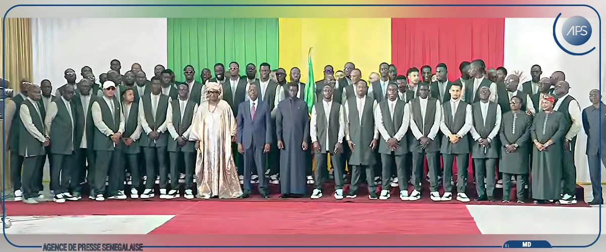 L’équipe nationale au Palais de la République pour la remise du drapeau national