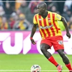 ‎ ‎Ferdinand Coly tresse des lauriers à Malang Sarr