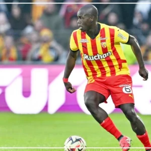 ‎ ‎Ferdinand Coly tresse des lauriers à Malang Sarr