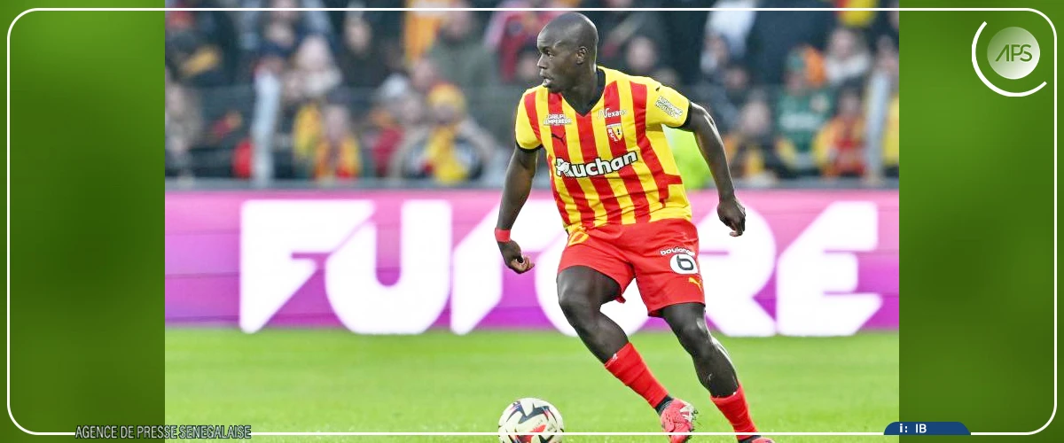 ‎ ‎Ferdinand Coly tresse des lauriers à Malang Sarr