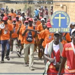 ‎Popenguine : la foi en bandoulière, les marcheurs communient dans la joie du Christ