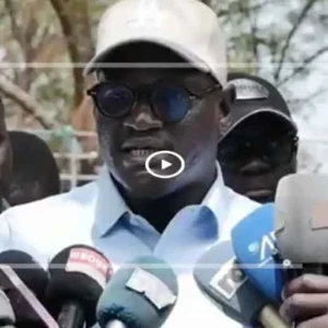 Mbour : le Dg de la SN-HLM équipe les commerçants du marché en matériel de nettoiement ...