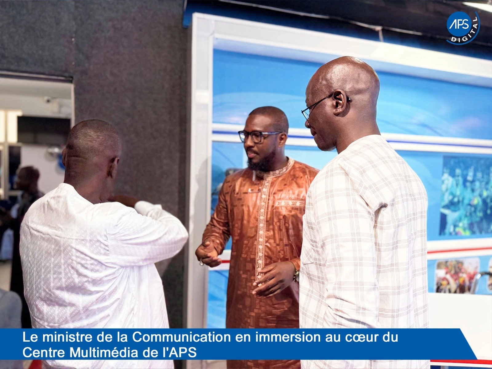 Le ministre de la Communication en immersion au cœur du Centre Multimédia de l'APS