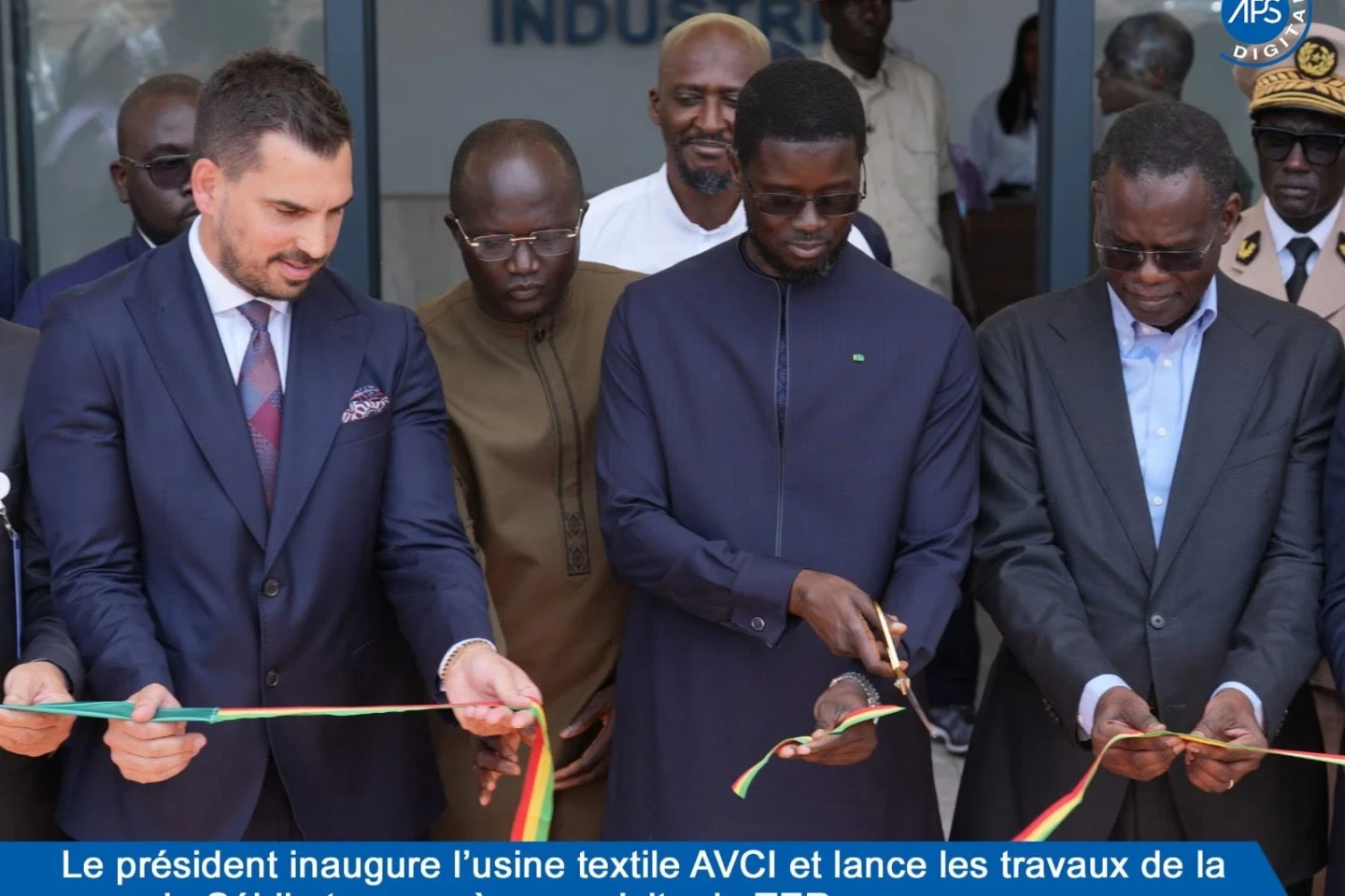 Le président inaugure l’usine textile AVCI et lance les travaux de la gare de Sébikotane après une visite du TER
