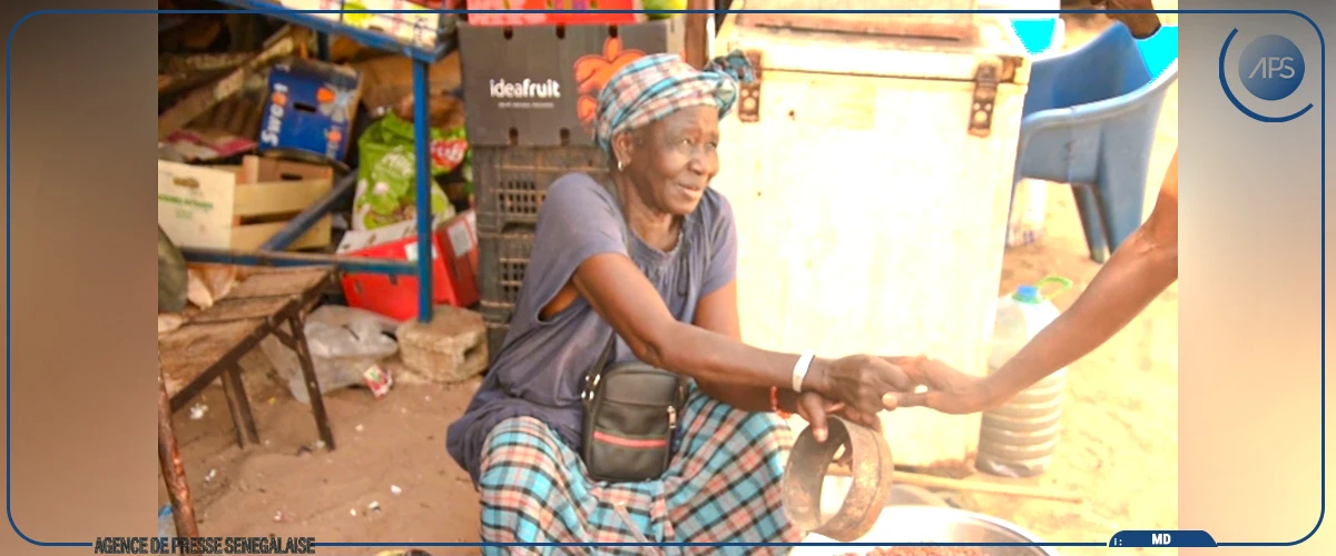 Coumba Touré, 60 ans, vendeur de cacahuètes et symbole de résilience des familles modestes