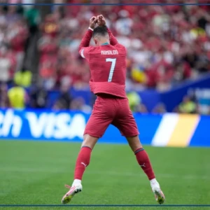  Cristiano Ronaldo devient le premier joueur à marquer au moins un but lors de six Coupes du monde différentes