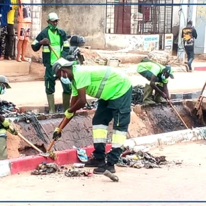 Ziguinchor: la SONAGED intensifie le curage des caniveaux pour prévenir les inondations