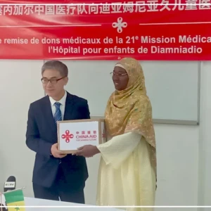 La 21e mission médicale chinoise dote l’hôpital pour enfants de Diamniadio en médicaments et équipements médicaux