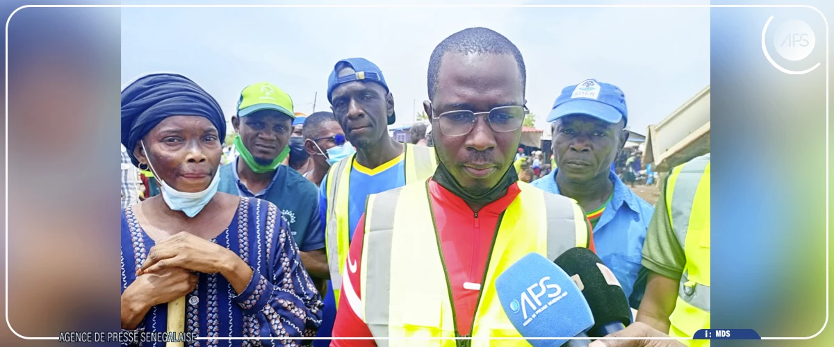 Les commerçants débarrassent le marché central de Ourossogui de ses ordures
