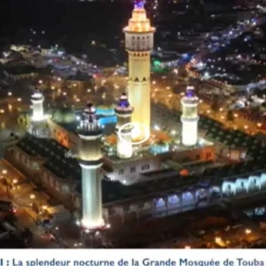 Vue du ciel : La splendeur nocturne de la Grande Mosquée de Touba