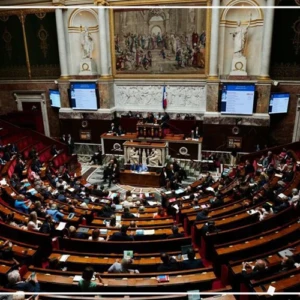 France : le Parlement adopte une loi interdisant les réseaux sociaux aux moins de 15 ans (médias)