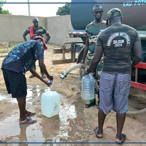 Dans les environs de l'Ecole 11 et de l'Ecole 15 de Tivaouane, riverains et pèlerins en quête d'eau