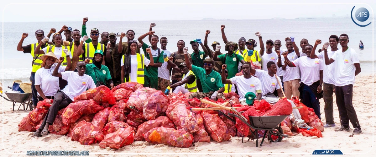 Thiaroye sur mer : plus de 300 sacs de déchets plastiques collectés lors d’une randonnée