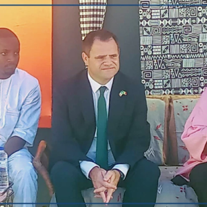 Le ministre d’Etat irlandais chargé du Développement international en visite dans la banlieue de Dakar